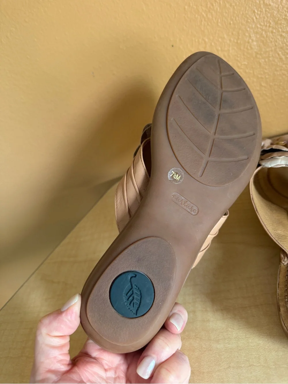 🌼Nurture Tan Leather Floral Thong Comfortable Cushioned Sandals Size 7.5